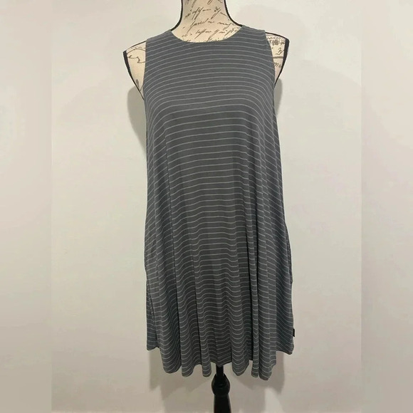 RVCA Tshirt dress with pockets. Size small - Picture 1 of 6